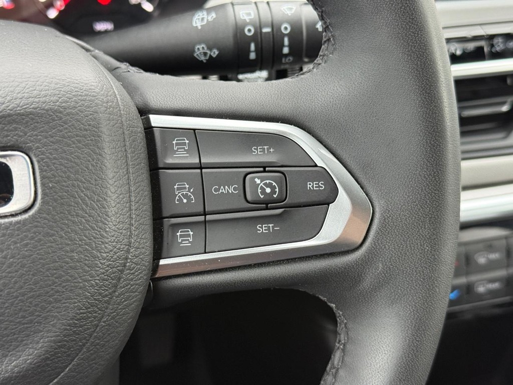 Jeep Compass Vehicle Full-screen Gallery Image 15