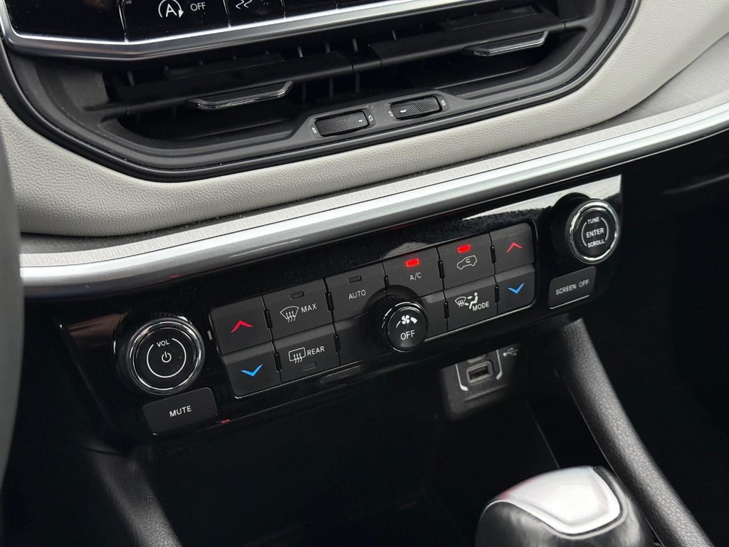 Jeep Compass Vehicle Full-screen Gallery Image 18