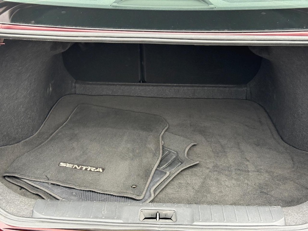 Nissan Sentra Vehicle Full-screen Gallery Image 05