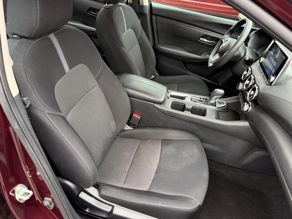 Nissan Sentra Vehicle Full-screen Gallery Image 06