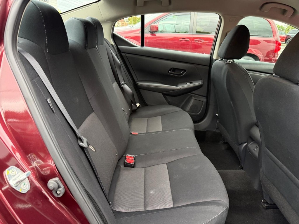Nissan Sentra Vehicle Full-screen Gallery Image 07