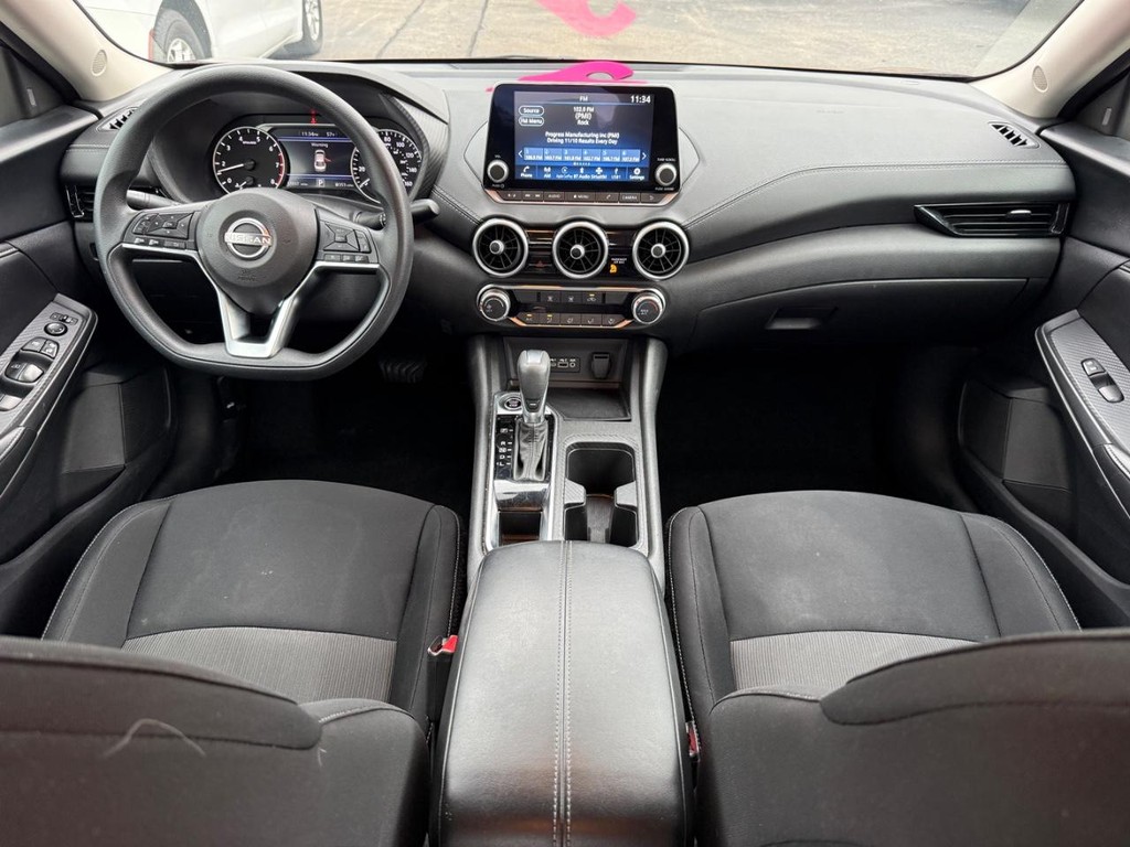 Nissan Sentra Vehicle Full-screen Gallery Image 08