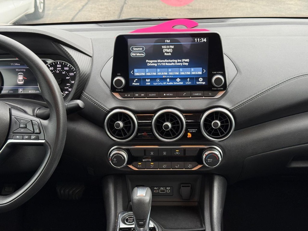 Nissan Sentra Vehicle Full-screen Gallery Image 09