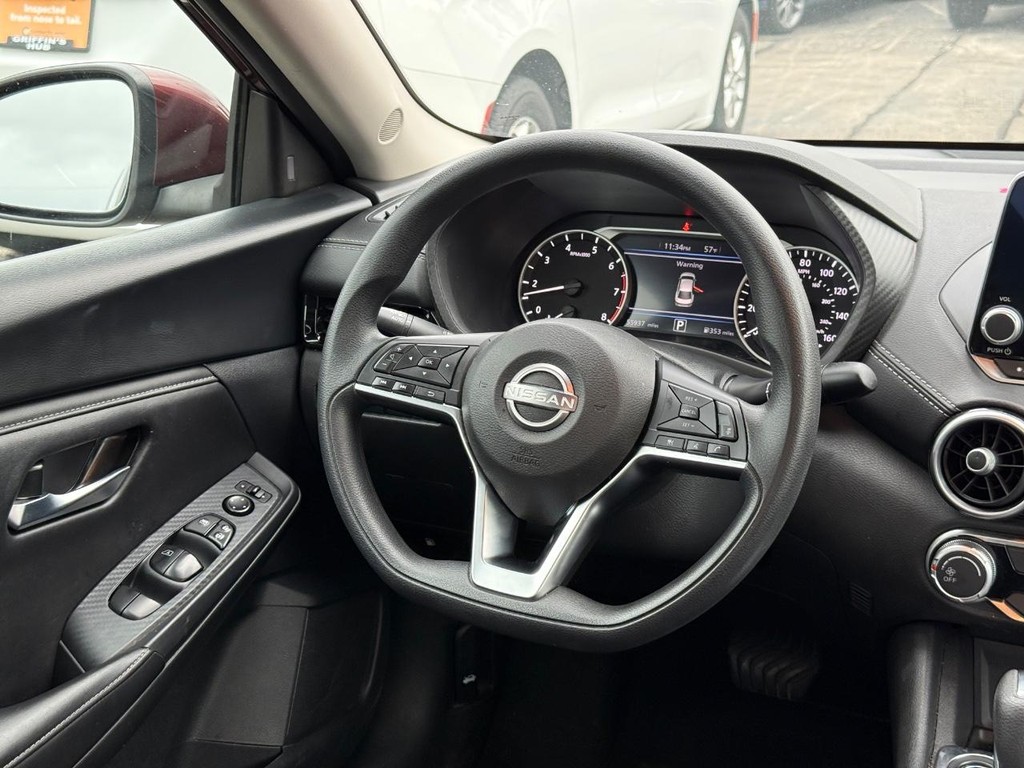 Nissan Sentra Vehicle Full-screen Gallery Image 11