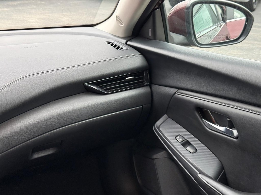 Nissan Sentra Vehicle Full-screen Gallery Image 12