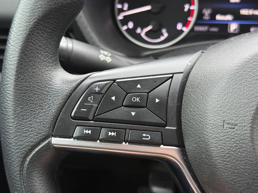 Nissan Sentra Vehicle Full-screen Gallery Image 14