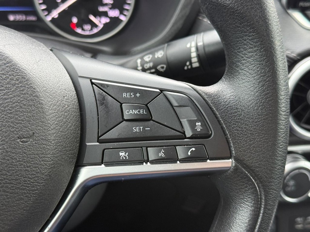 Nissan Sentra Vehicle Full-screen Gallery Image 15