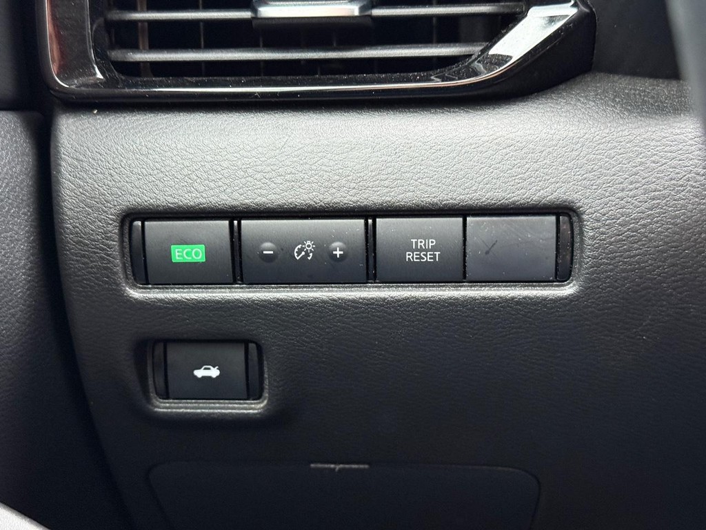 Nissan Sentra Vehicle Full-screen Gallery Image 20