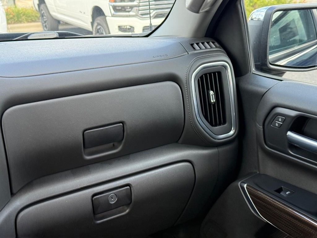 Chevrolet Silverado 1500 Vehicle Full-screen Gallery Image 12