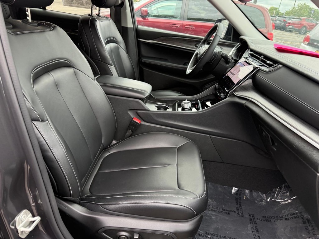 Jeep Grand Cherokee Vehicle Full-screen Gallery Image 06