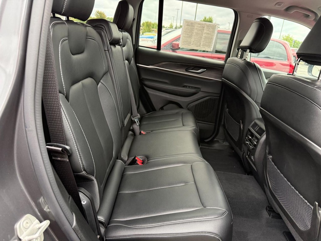 Jeep Grand Cherokee Vehicle Full-screen Gallery Image 07