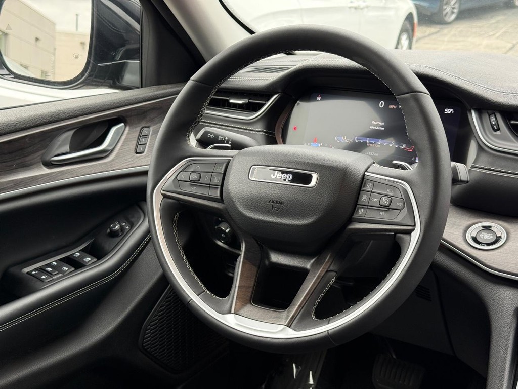 Jeep Grand Cherokee Vehicle Full-screen Gallery Image 11