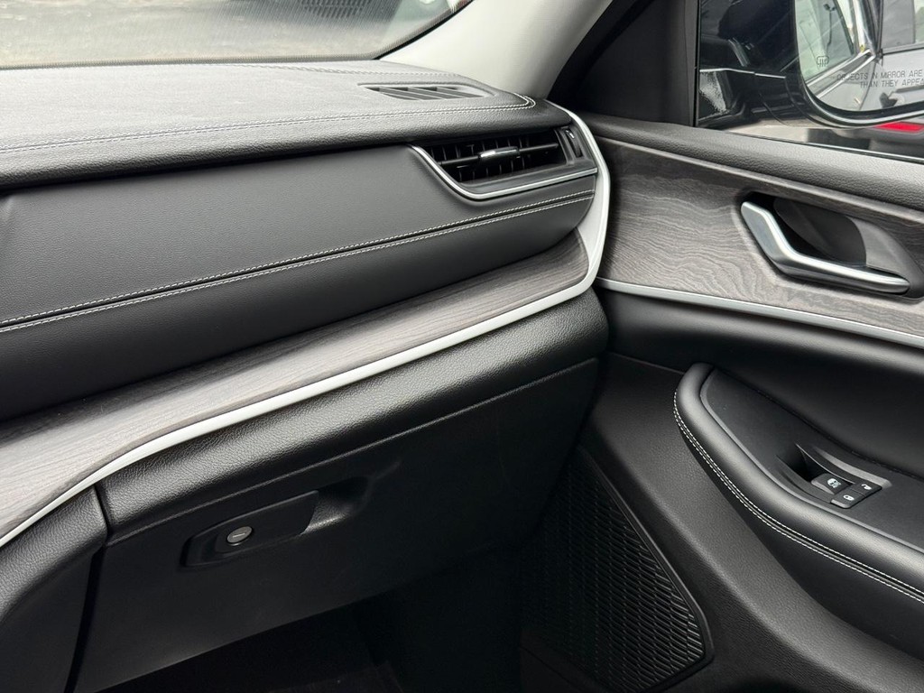 Jeep Grand Cherokee Vehicle Full-screen Gallery Image 12