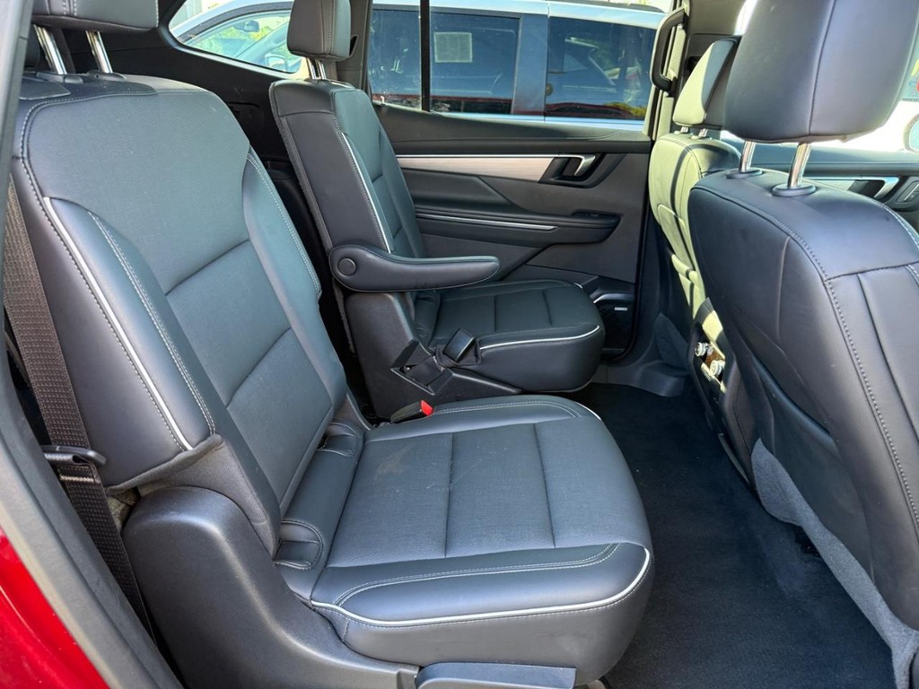 Buick Enclave Vehicle Full-screen Gallery Image 07