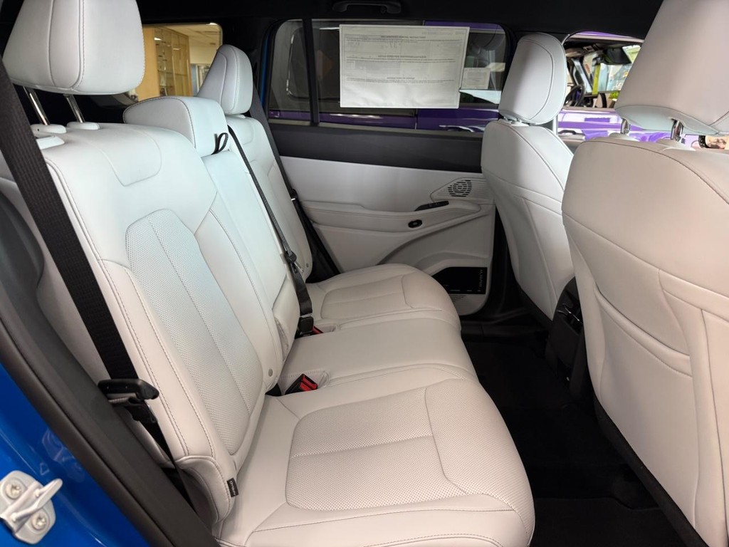 Jeep Cherokee Vehicle Full-screen Gallery Image 06