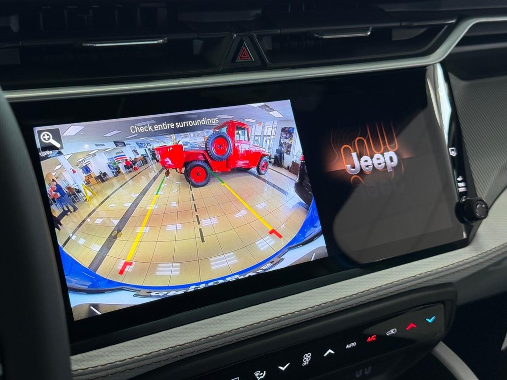 Jeep Cherokee Vehicle Full-screen Gallery Image 16