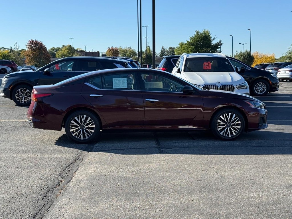 Nissan Altima Vehicle Full-screen Gallery Image 02