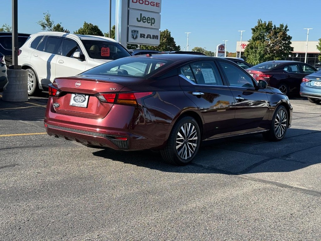 Nissan Altima Vehicle Full-screen Gallery Image 03
