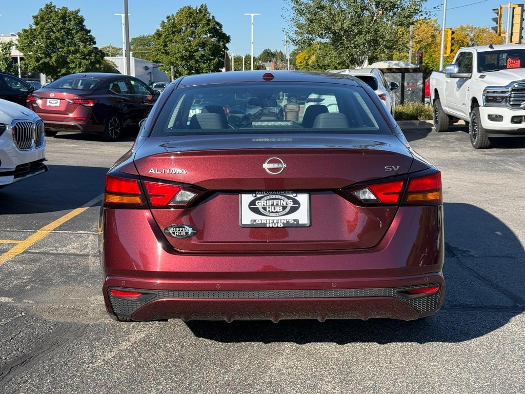 Nissan Altima Vehicle Full-screen Gallery Image 04