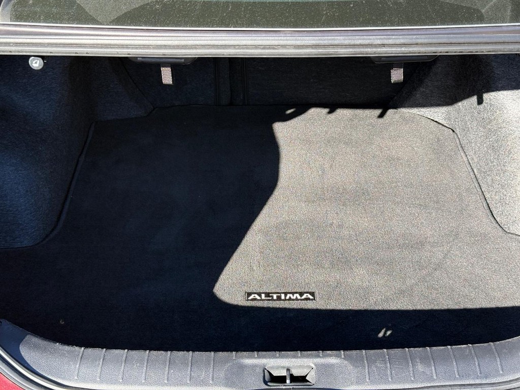 Nissan Altima Vehicle Full-screen Gallery Image 05