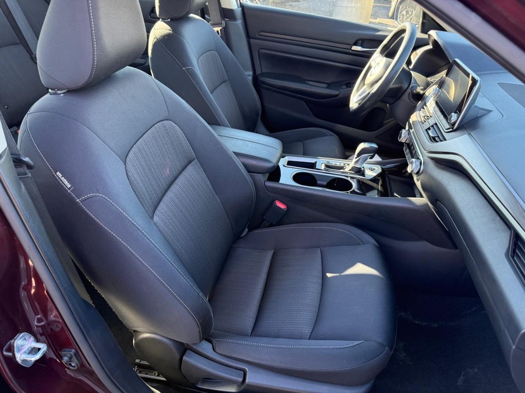 Nissan Altima Vehicle Full-screen Gallery Image 06