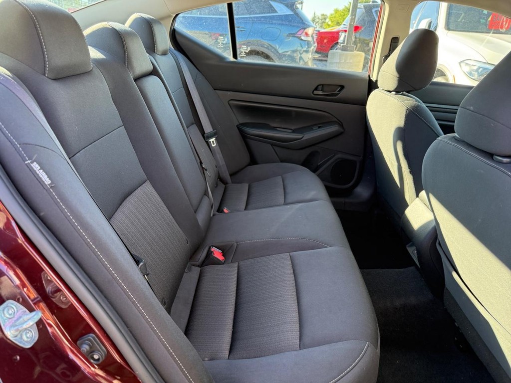 Nissan Altima Vehicle Full-screen Gallery Image 07