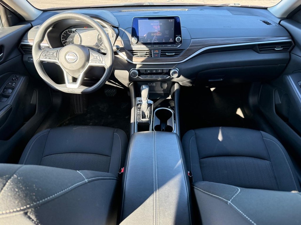 Nissan Altima Vehicle Full-screen Gallery Image 08