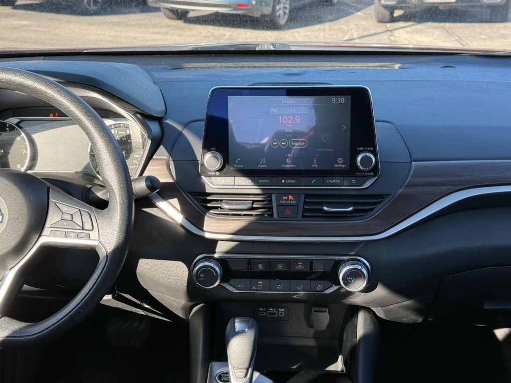 Nissan Altima Vehicle Full-screen Gallery Image 09