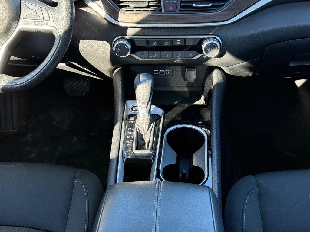 Nissan Altima Vehicle Full-screen Gallery Image 10