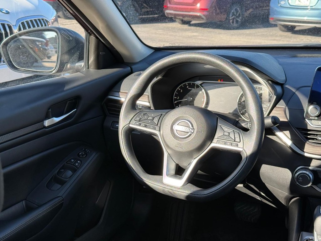 Nissan Altima Vehicle Full-screen Gallery Image 11
