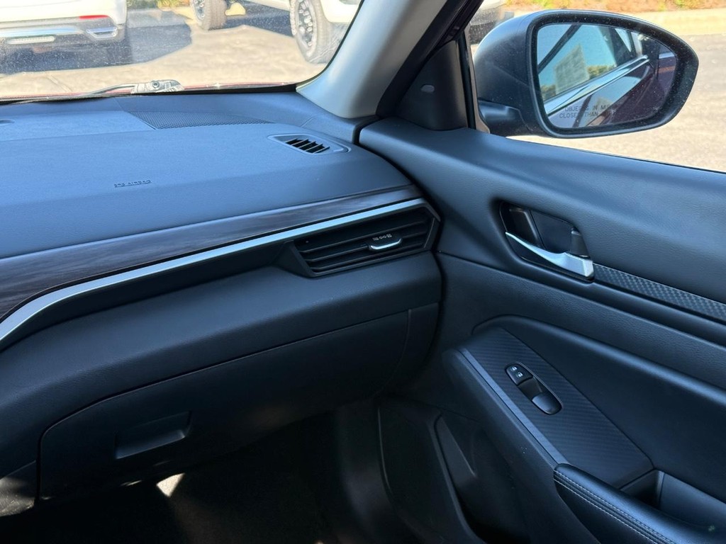Nissan Altima Vehicle Full-screen Gallery Image 12