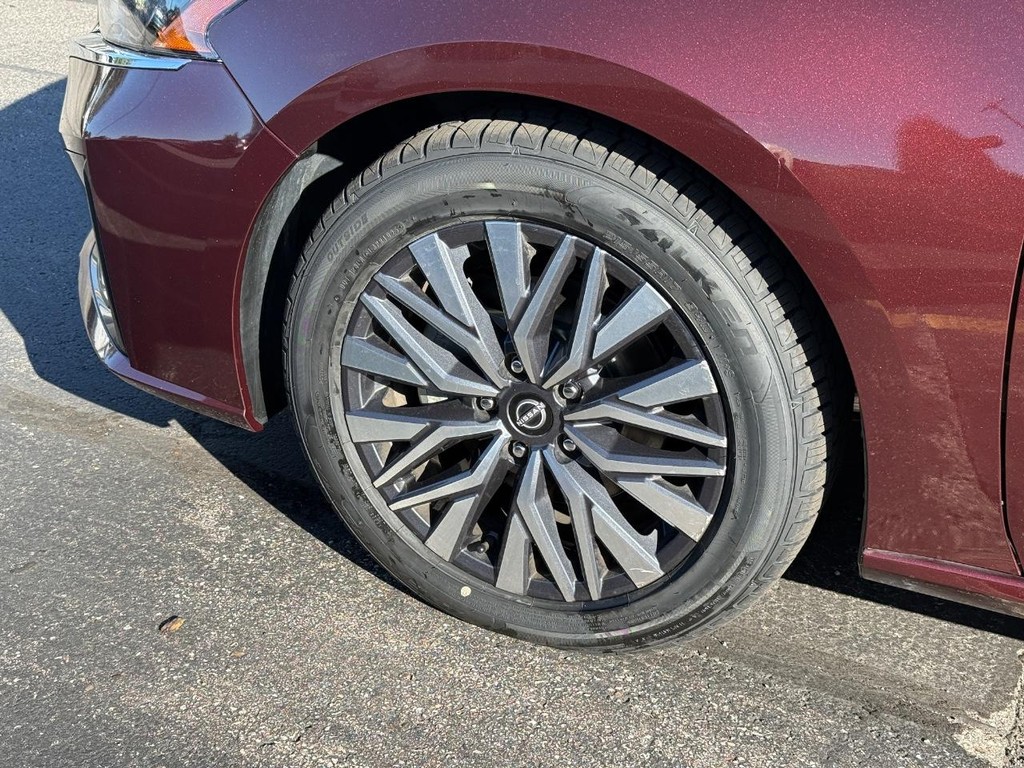 Nissan Altima Vehicle Full-screen Gallery Image 13