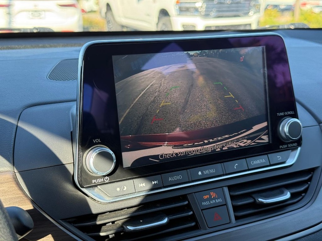 Nissan Altima Vehicle Full-screen Gallery Image 17