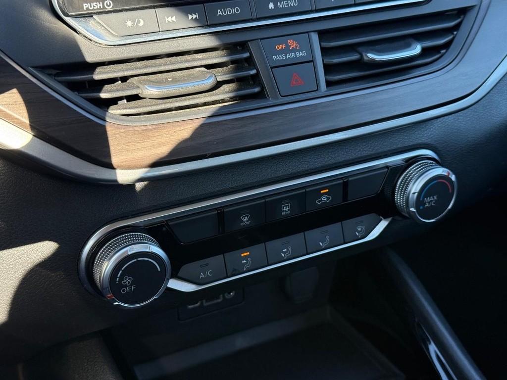 Nissan Altima Vehicle Full-screen Gallery Image 18