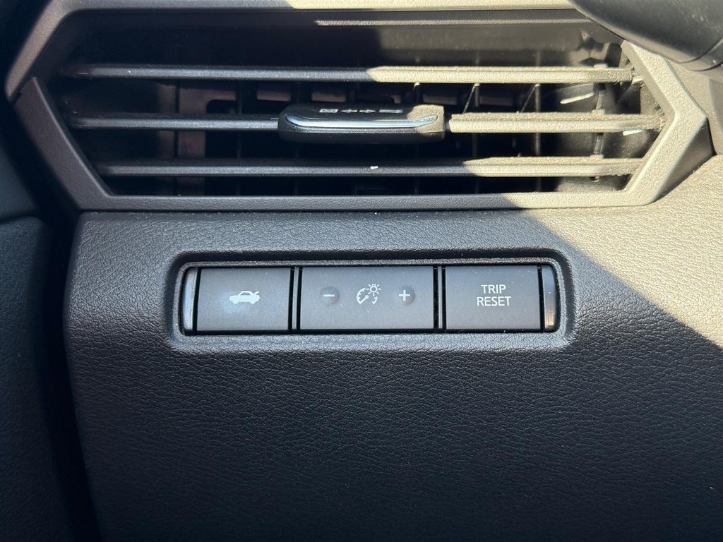 Nissan Altima Vehicle Full-screen Gallery Image 20
