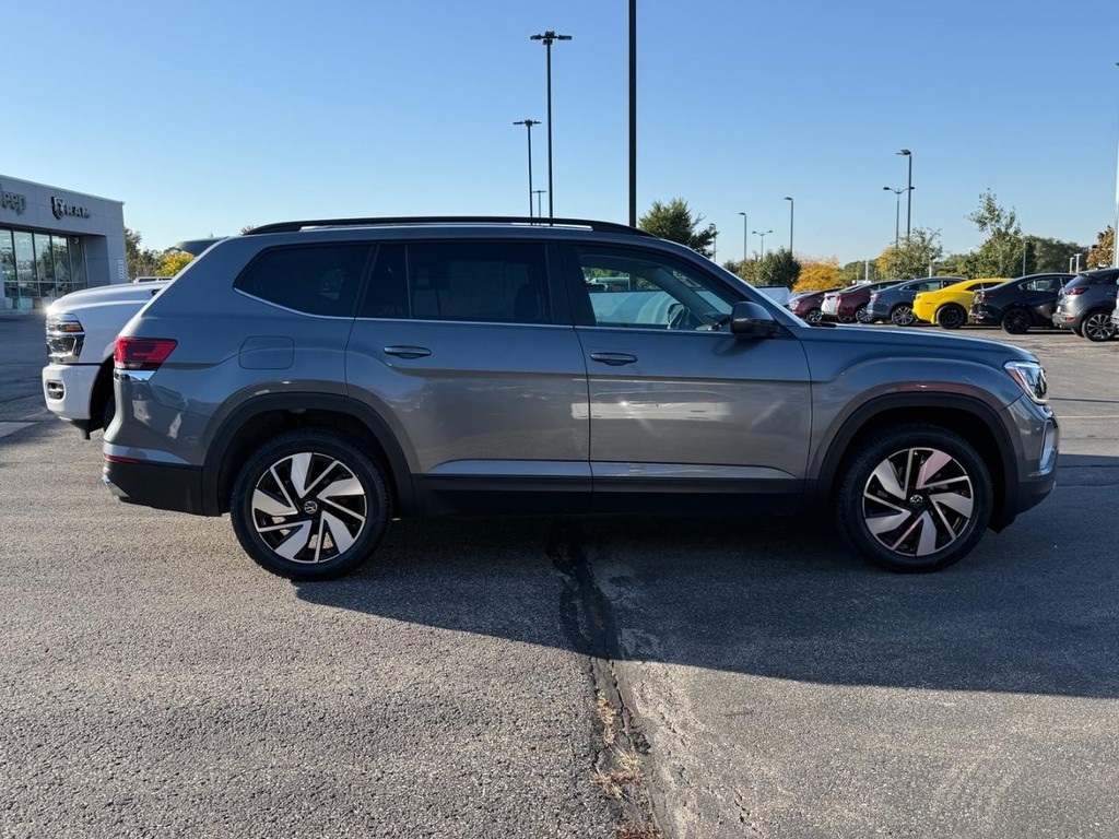 Volkswagen Atlas Vehicle Full-screen Gallery Image 02