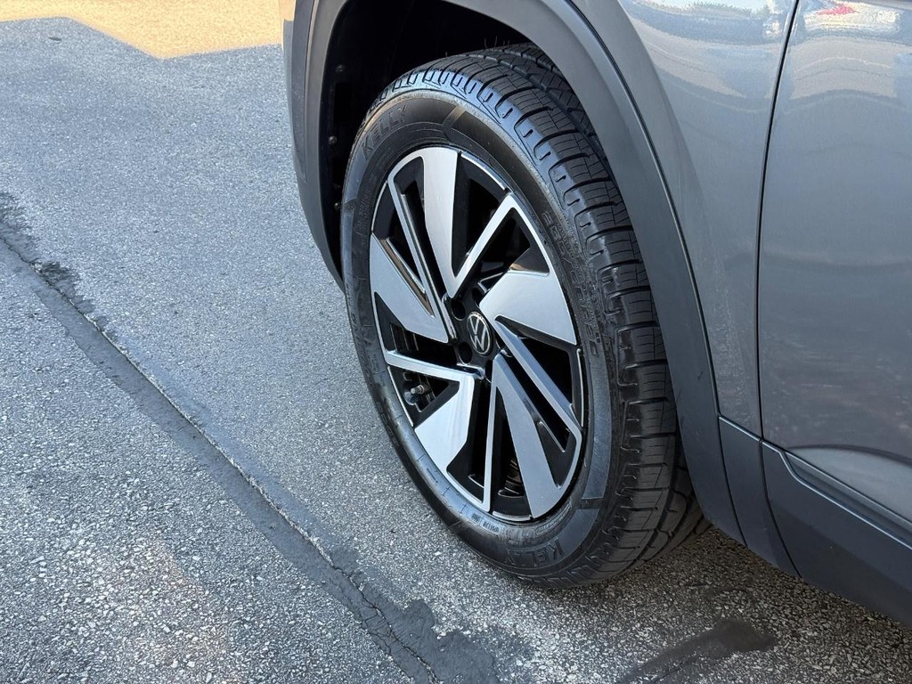 Volkswagen Atlas Vehicle Full-screen Gallery Image 14