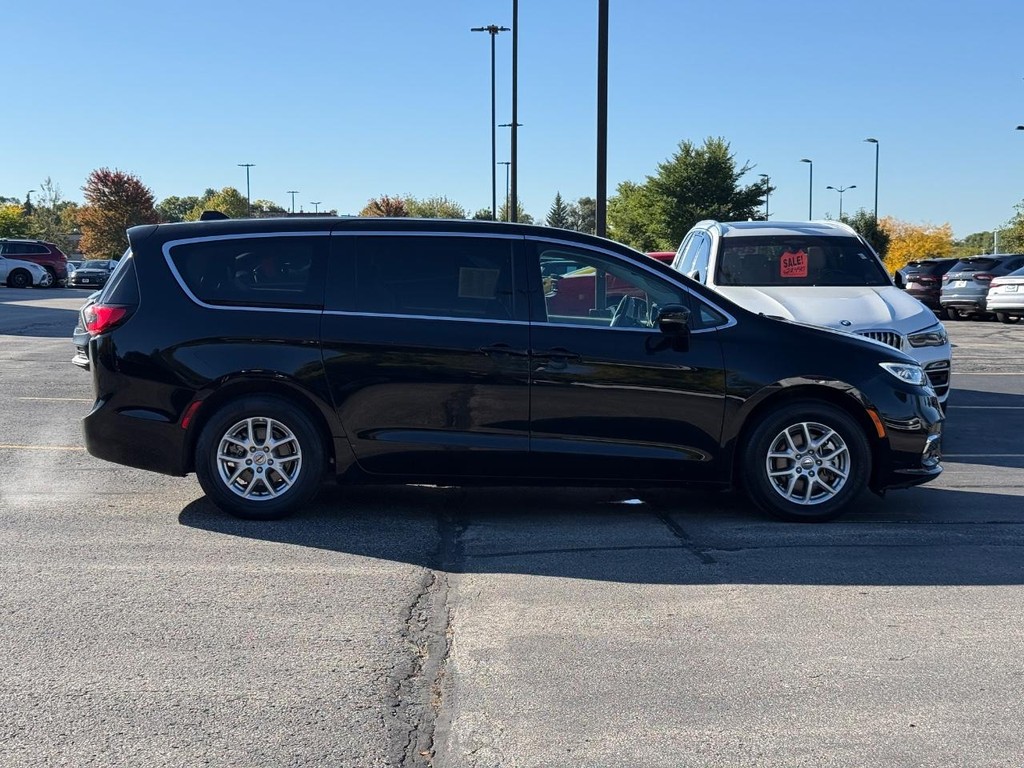 Chrysler Pacifica Vehicle Full-screen Gallery Image 02