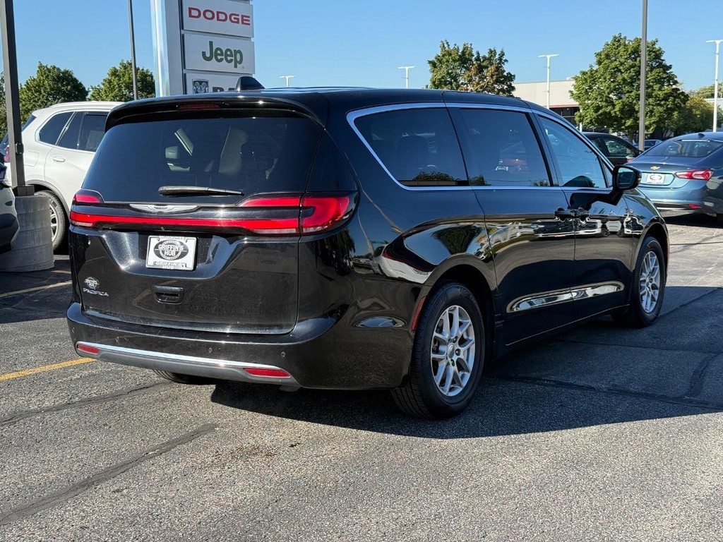 Chrysler Pacifica Vehicle Full-screen Gallery Image 03