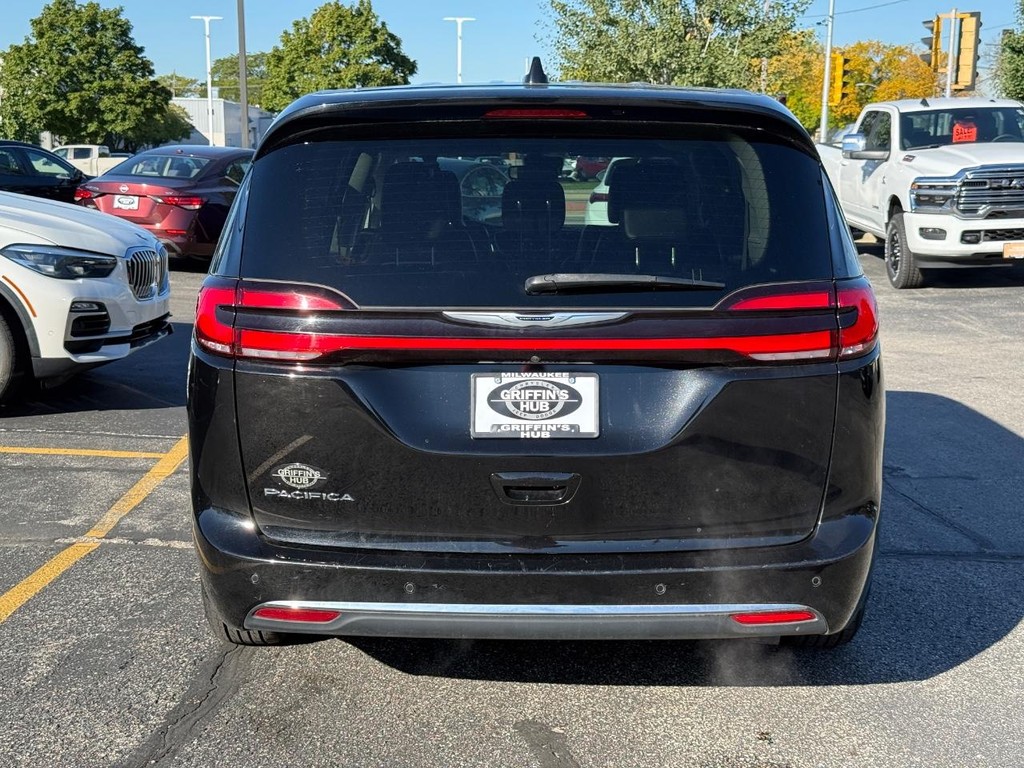 Chrysler Pacifica Vehicle Full-screen Gallery Image 04