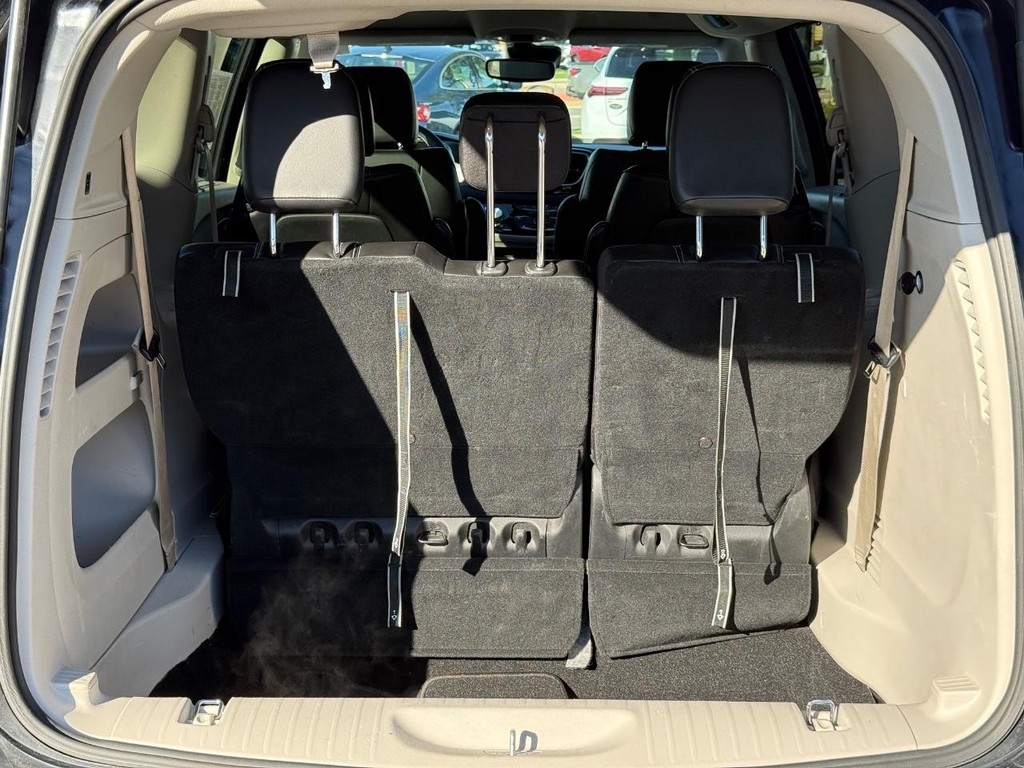 Chrysler Pacifica Vehicle Full-screen Gallery Image 05