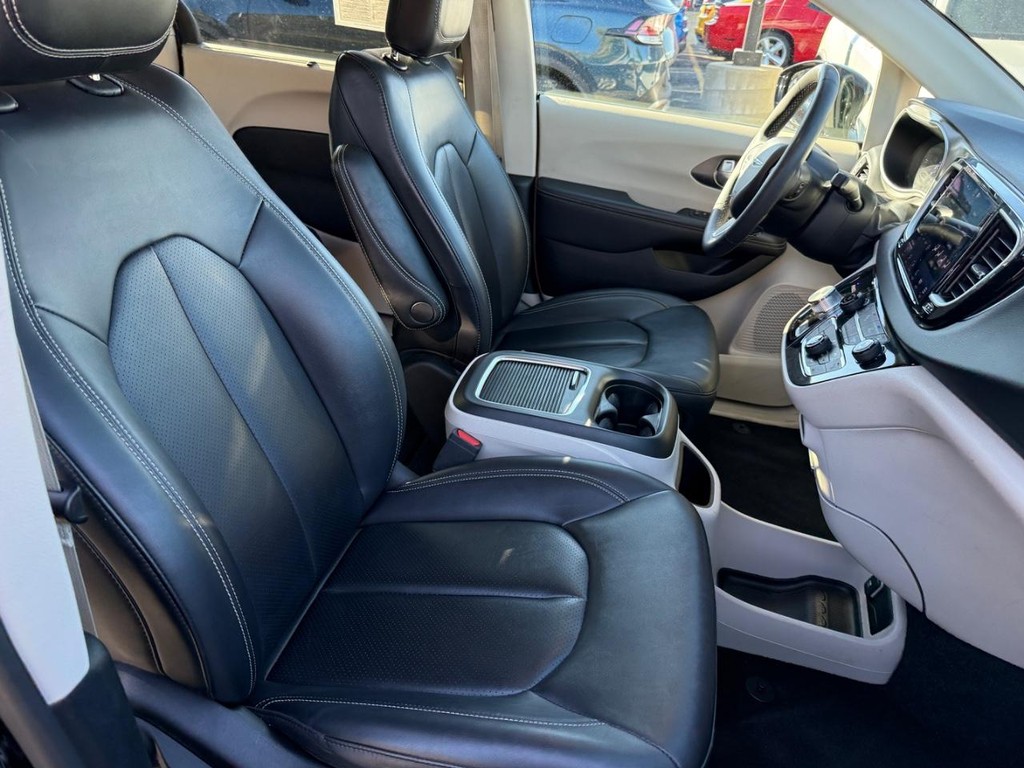 Chrysler Pacifica Vehicle Full-screen Gallery Image 06