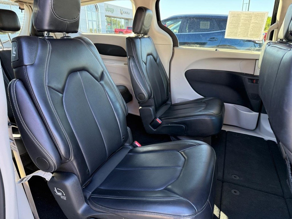 Chrysler Pacifica Vehicle Full-screen Gallery Image 07