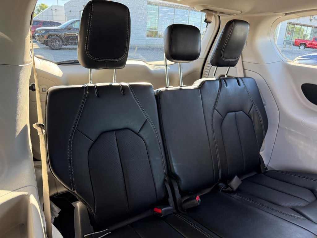 Chrysler Pacifica Vehicle Full-screen Gallery Image 08