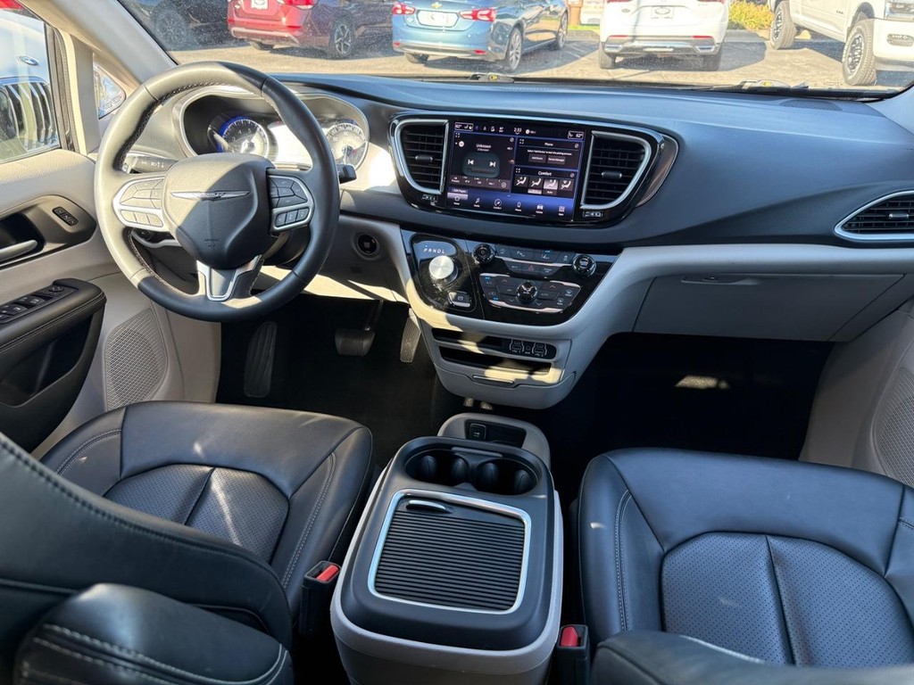 Chrysler Pacifica Vehicle Full-screen Gallery Image 09