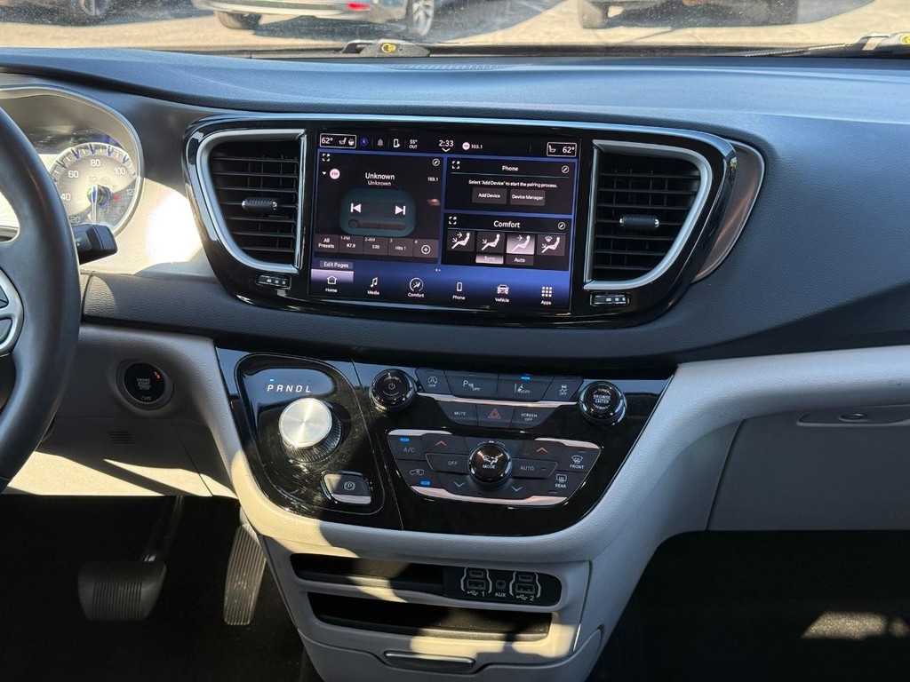 Chrysler Pacifica Vehicle Full-screen Gallery Image 10