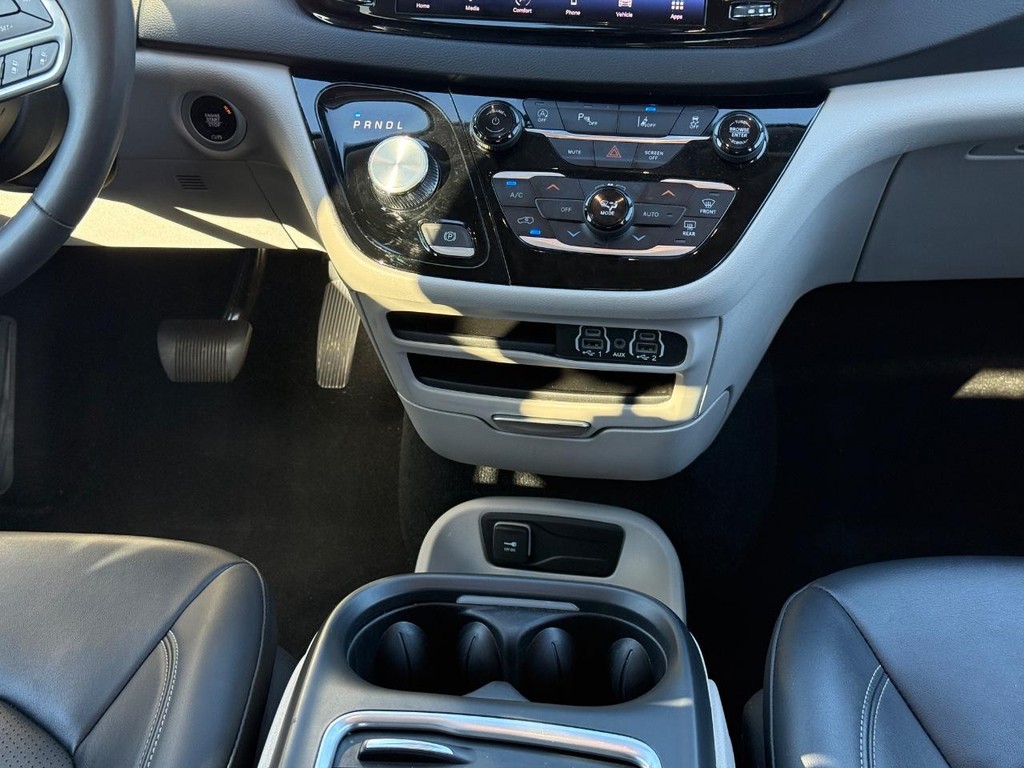 Chrysler Pacifica Vehicle Full-screen Gallery Image 11