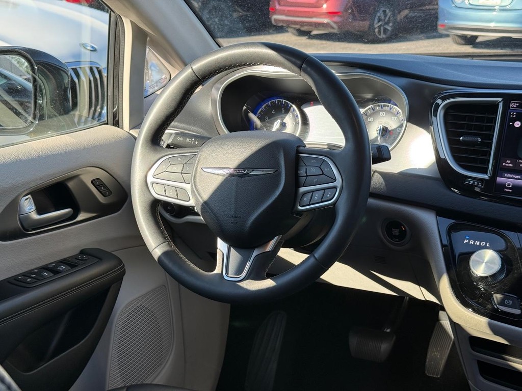 Chrysler Pacifica Vehicle Full-screen Gallery Image 12