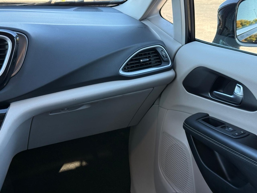 Chrysler Pacifica Vehicle Full-screen Gallery Image 13