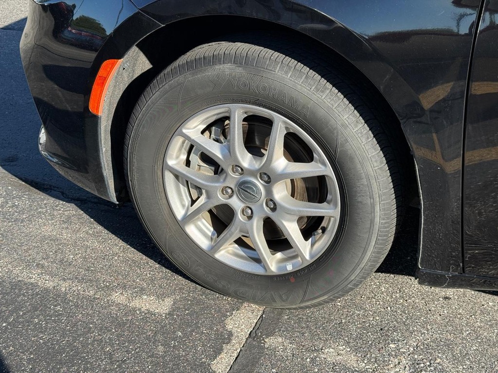 Chrysler Pacifica Vehicle Full-screen Gallery Image 14